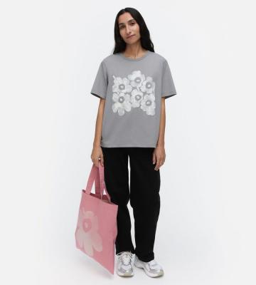 【一部店舗・オンラインストア限定】Erna Unikko Placement Tシャツ