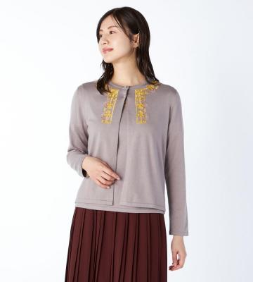 首元の刺繍がお顔まわりを華やかに彩るハイゲージニットカーディガン等新規入荷いたしました。