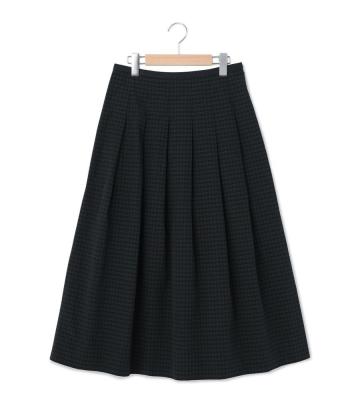 タックを施してシルエットに適度なフレア感を出したスカートが新規入荷いたしました。