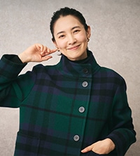 浜島直⼦さんが着る、冬の街を華やかに彩る。アウターコレクション。