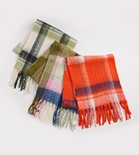 肌寒い時期にぴったりのチェックやボーダーのストールが入荷いたしました。