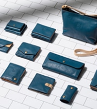 表情豊かなヴィンテージレザーにアイコニックなヌメ革を合わせた、日本限定コレクション。