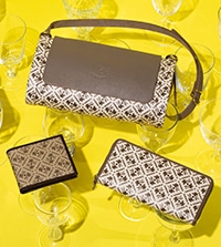 ブランドロゴのモノグラムをプリントした日本限定コレクション。