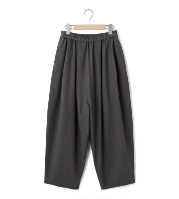 腰回りにゆとりをもたせ、裾に向かって細くなるテーパード型のパンツが新規入荷いたしました。