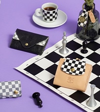 ボードゲームのチェッカーに着想を得たプリントをきかせたコレクション。