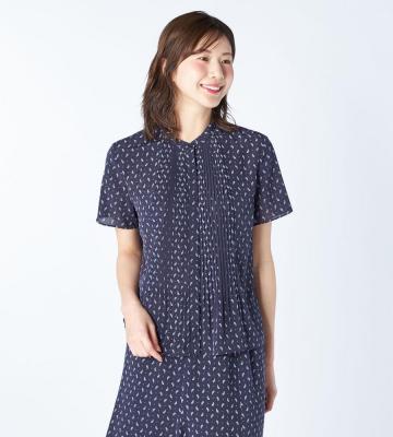 ペイズリー模様の総柄プリントで仕上げたブラウス等新規入荷いたしました。
